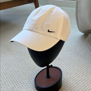 Like new! Nike cotton/poly adjustable ball cap white